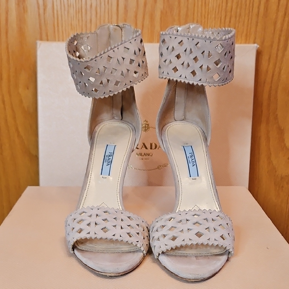 PRADA CALZATURE DONNA CAMOSCIO CIPRIA HIGH HEEL SANDALS IN SIZE 38.
